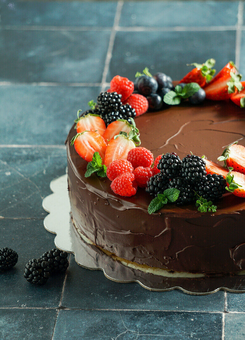 Hausgemachter Schokoladenkuchen mit frischen Beeren