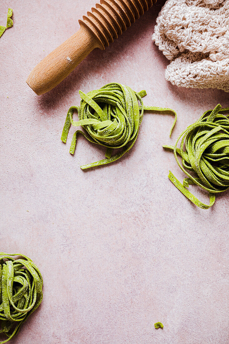 Frische hausgemachte grüne Spinat-Tagliatelle