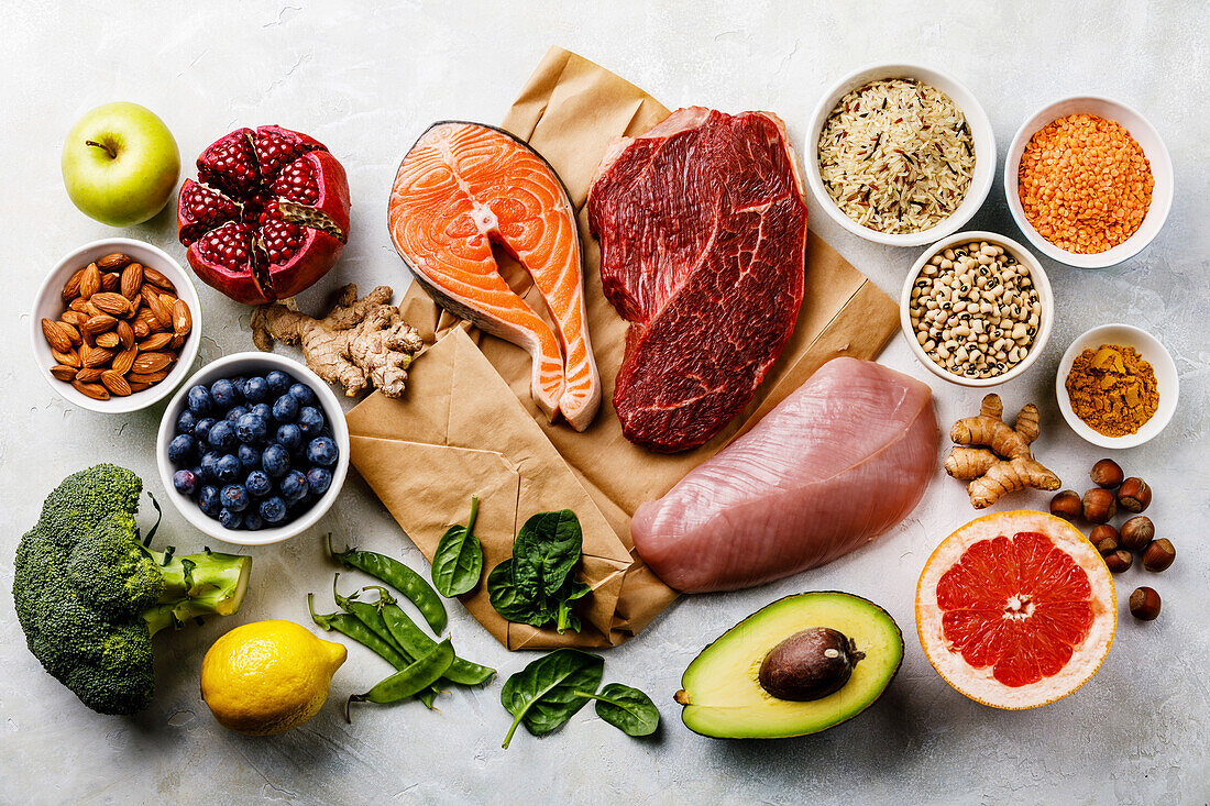 Ausgewogene Ernährung Bio Gesunde Lebensmittel Saubere Ernährung Auswahl mit bestimmten Proteinen Beugt Krebs vor: Fisch, Fleisch, Obst, Gemüse, Getreide, Blattgemüse