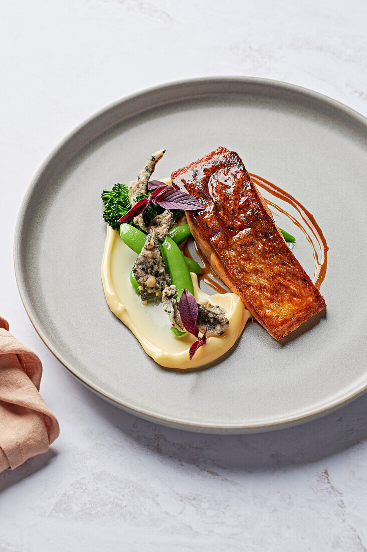 Mit Miso glasiertes Atlantiklachsfilet, Blumenkohlpüree, Zuckerschoten, Broccolini, knuspriger Nori