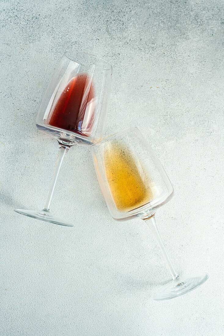 Weißer und roter georgischer Wein in den Gläsern auf Betonhintergrund