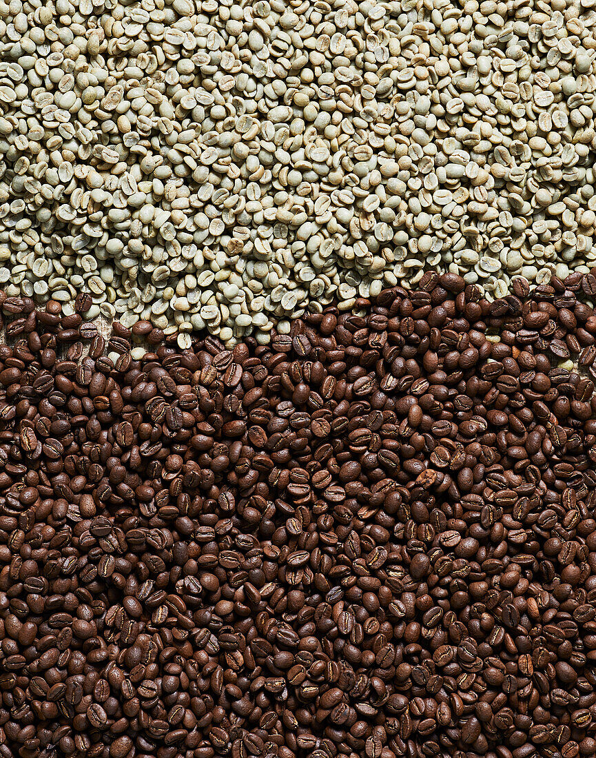 Draufsicht auf den Hintergrund von aromatischen braunen und weißen Kaffeebohnen, die auf der Oberfläche verstreut sind
