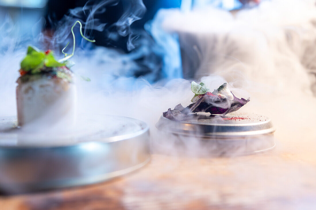 Elegante Fusionsgerichte aus lokalen und saisonalen Produkten, serviert mit einem Hauch von kulinarischer Theatralik in einem Michelin-Sternerestaurant in Zermatt, Schweiz
