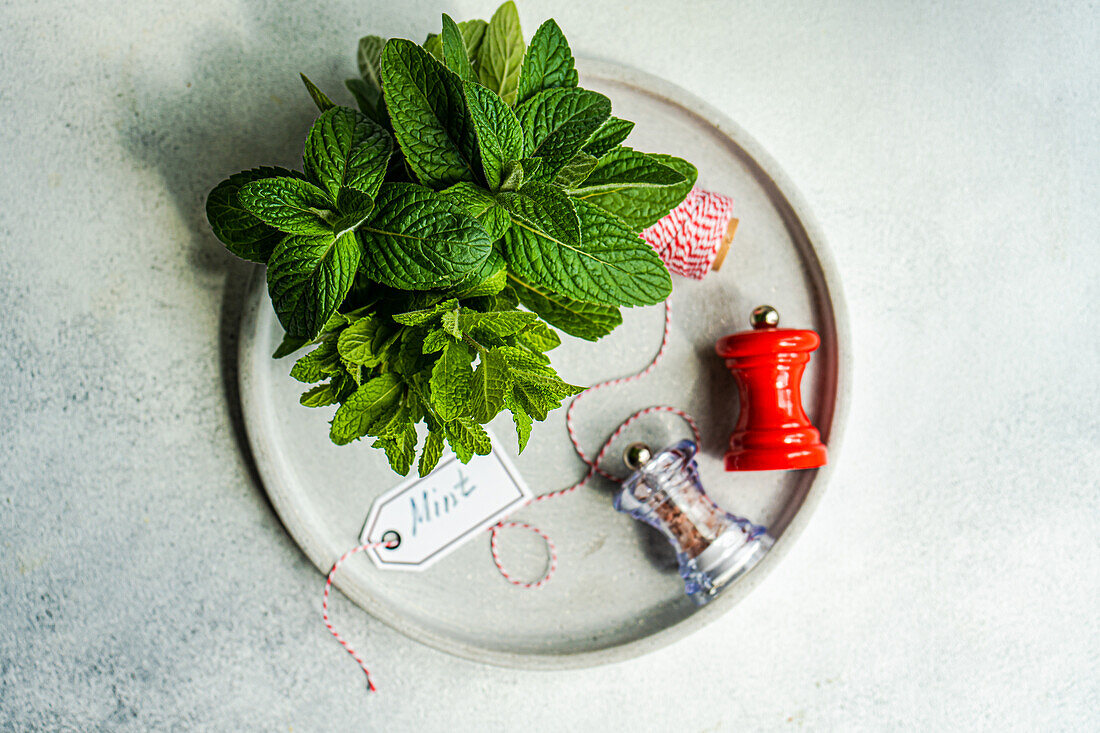 Frische Bio-Minzblätter, bereit zum Kochen auf dem Küchentisch