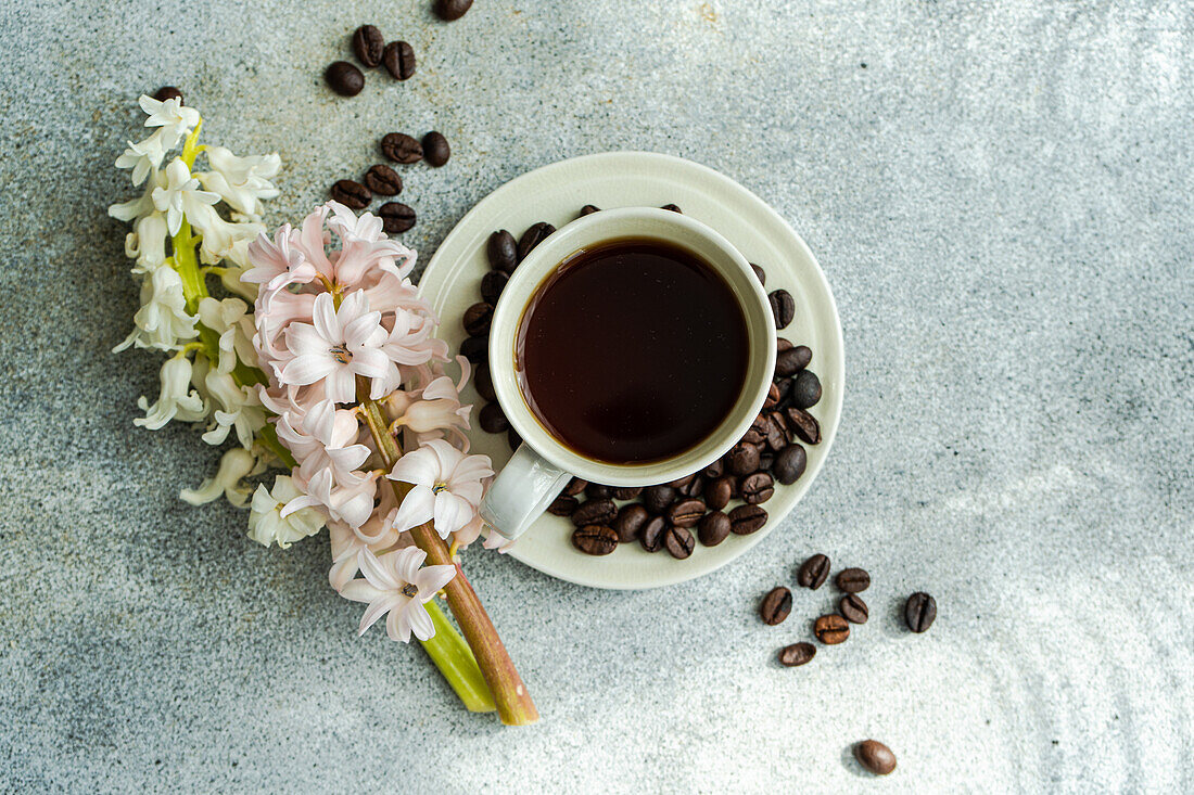 Tasse schwarzer Kaffee, serviert auf einem Betontisch am sonnigen Morgen
