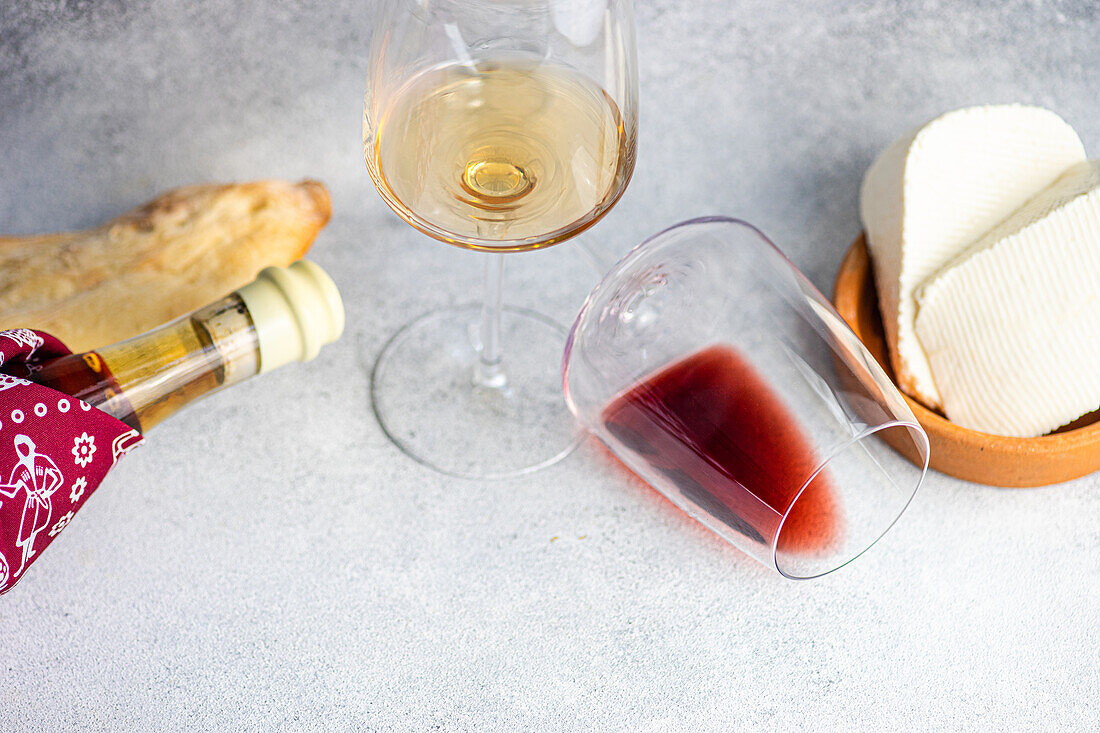 Weißer und roter georgischer Wein in den Gläsern auf Betonhintergrund