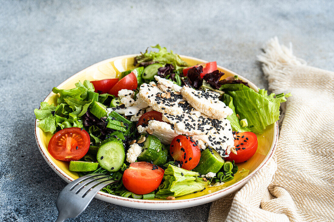 Gesundes Essenskonzept mit Rohkostsalat mit Sesam in der Schüssel