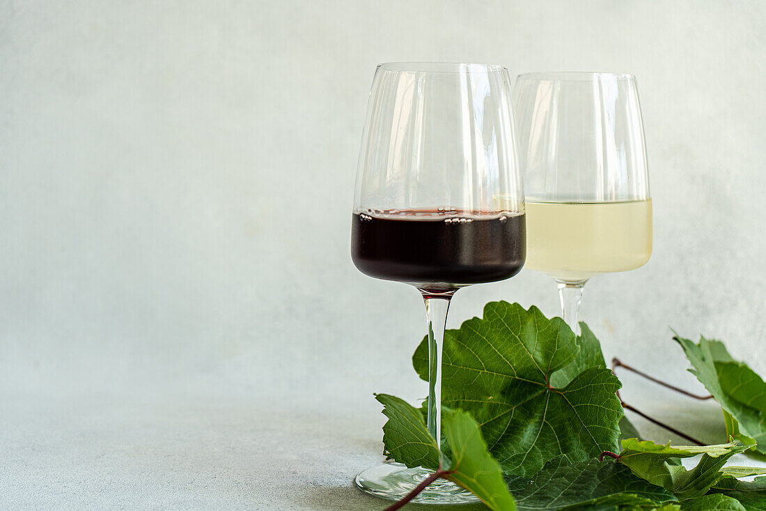 Weingläser Saperavi rot und Kisi trocken weiß, eine der beliebtesten Weinsorten in Georgien