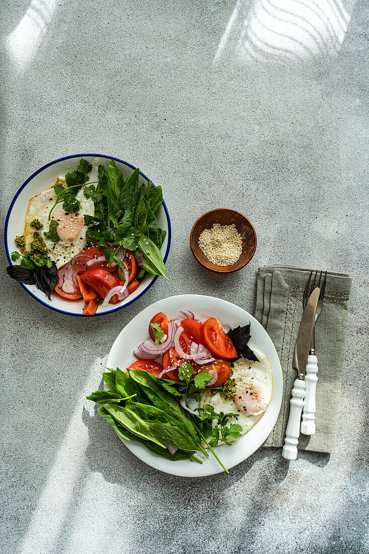 Eine nahrhafte, ketofreundliche Mahlzeit mit Grünzeug und Fisch, serviert auf einem stilvollen Tisch, der einen gesunden Lebensstil unterstreicht