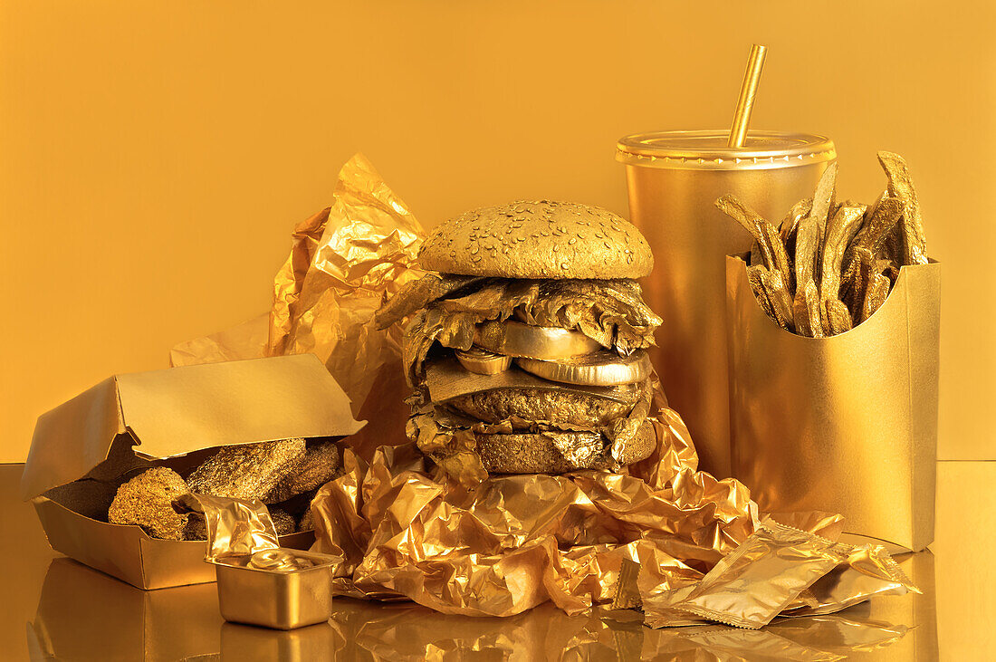 Goldenes Street Food auf einem Tisch vor einem goldenen Hintergrund
