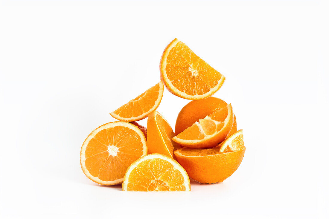 Wunderschön arrangierte frische, gesunde Orangenscheiben vor einem weißen Hintergrund