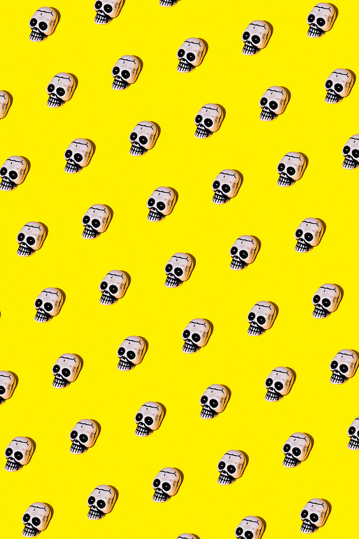 Vektor-Illustration von kleinen menschlichen Schädel mit gruseligen Farbe in symmetrischen Raute auf lebendigen gelben Hintergrund platziert