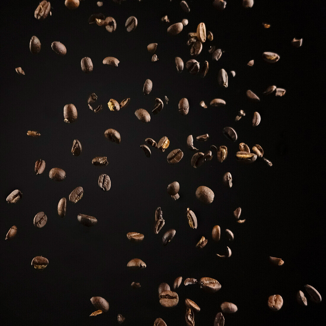 Duftende geröstete Kaffeebohnen vor dunklem Hintergrund als Konzept für eine Zutat für ein leckeres Heißgetränk