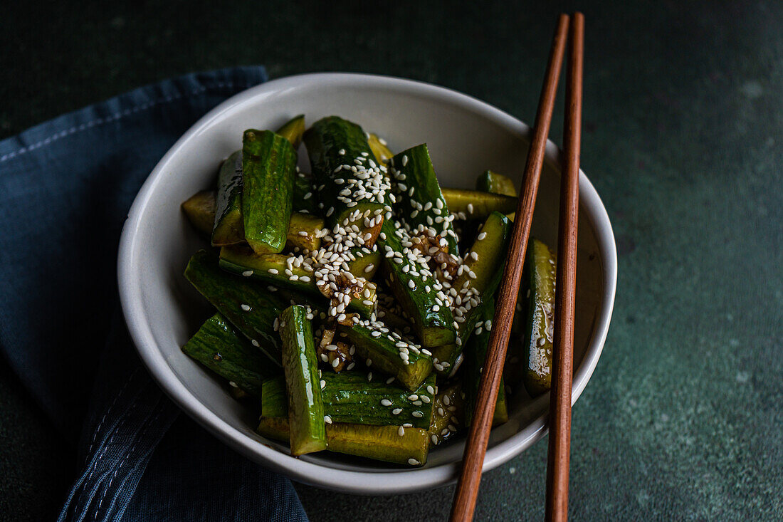 Asiatisch-würziger Gurkensalat mit Sojasauce und Sesam