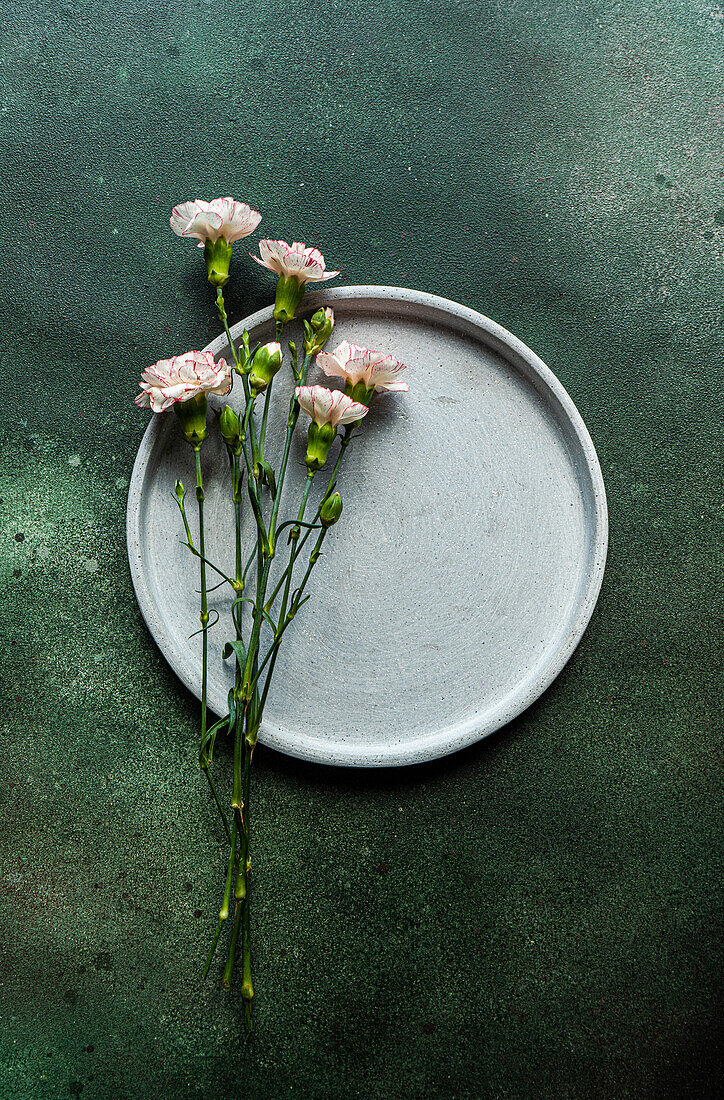 Floral gedeckter Tisch mit frischen Nelkenblüten