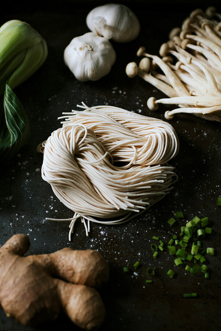 Draufsicht auf verschiedene Zutaten für eine leckere Ramen-Zubereitung in der Küche