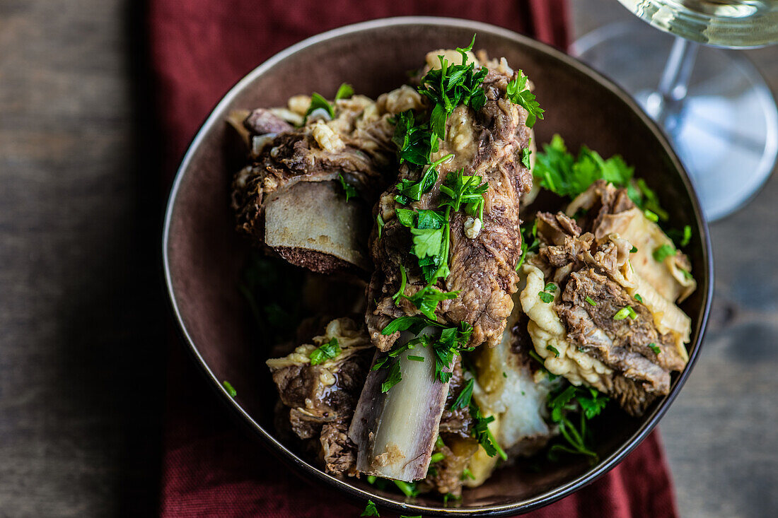 Traditionelles georgisches gekochtes Fleisch mit Korianderkraut in einer Schüssel serviert