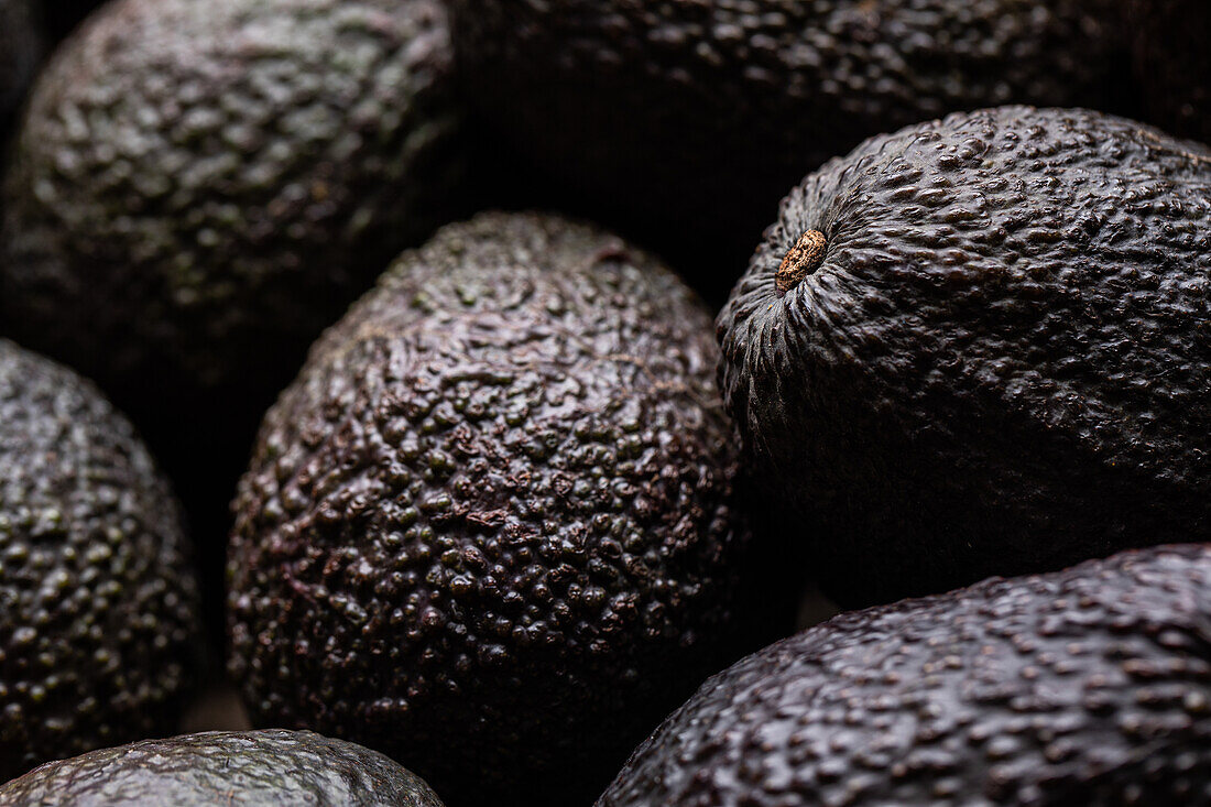 Von oben Vollbild von ganzen reifen braunen Avocados, die als Hintergrund zusammengesetzt sind