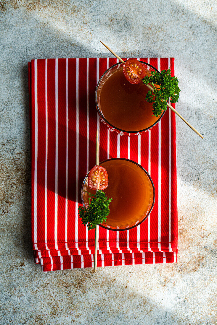 Bloody Mary oder Caesar-Cocktail im Glas auf Betonhintergrund serviert