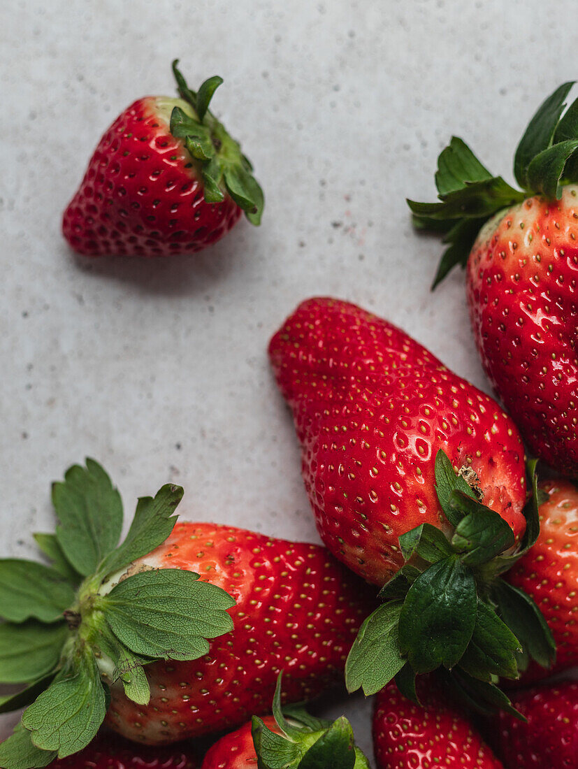 Blick von oben auf die Ernte eines Stapels frischer Erdbeeren, die auf einem Tisch in der Küche serviert werden