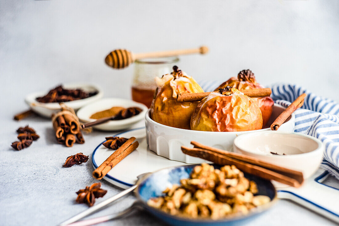 Gebackene Äpfel mit Honig und Walnüssen, serviert mit Gewürzen