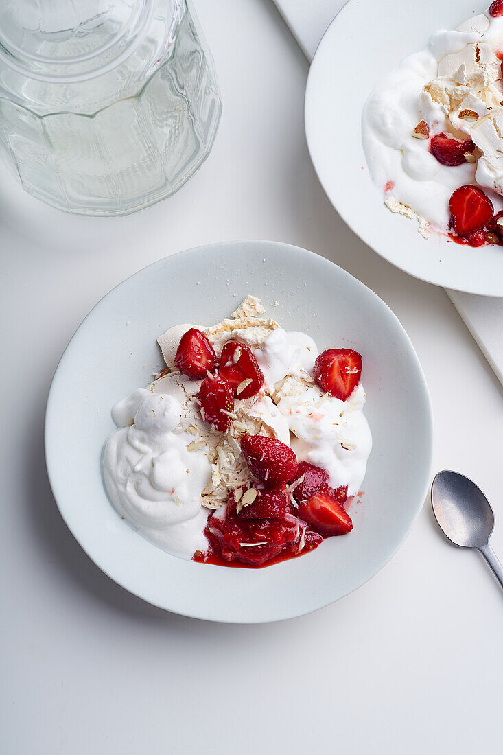 Dessert mit Erdbeeren, Baiser und Schlagsahne von oben gesehen