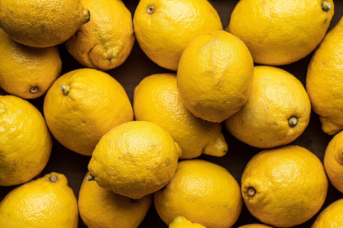 Vollbildkomposition von oben mit frischen reifen Zitronen als Hintergrund