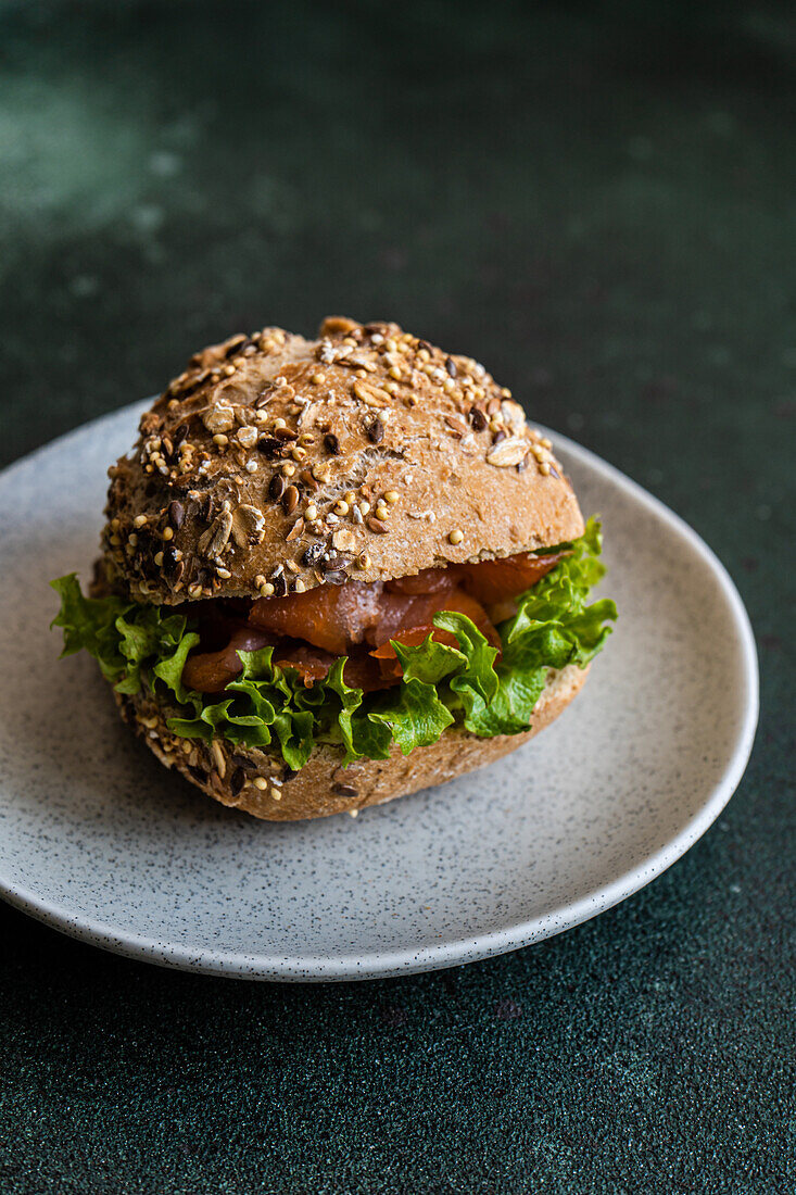 Gesunder Snack mit Sauerteigbrot und Lachsfisch im Sandwich