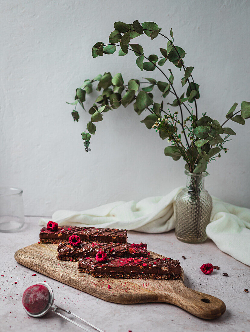 Nahaufnahme von mehreren Schokoladentafeln mit Himbeeren auf einem Tisch