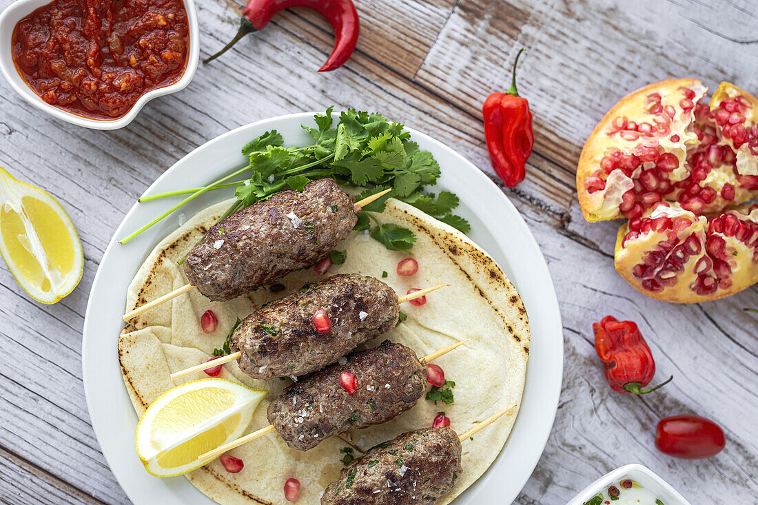 Traditionelles hausgemachtes Kafta oder Kofta Kebab aus Rind- und Lammfleisch mit Tomatensauce und Joghurt. Traditionelles arabisches und türkisches Essen. Halal-Essen