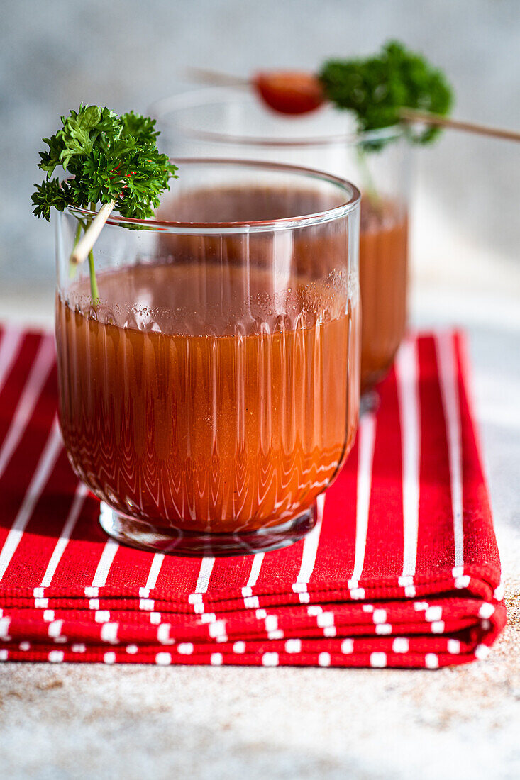 Bloody Mary oder Caesar-Cocktail im Glas auf Betonhintergrund serviert