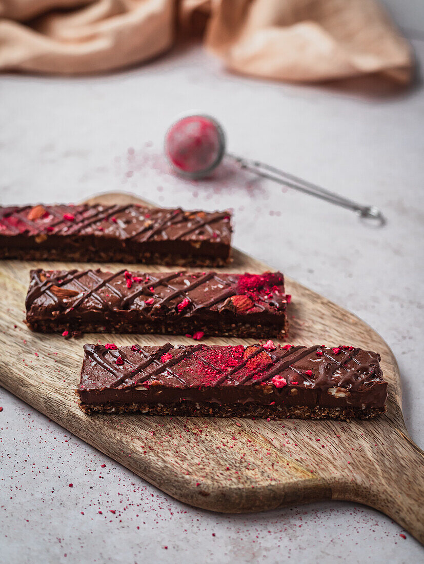 Nahaufnahme von mehreren Schokoladentafeln mit Himbeeren auf einem Tisch