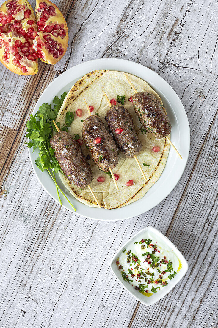 Traditionelles hausgemachtes Kafta oder Kofta Kebab aus Rind- und Lammfleisch mit Tomatensauce und Joghurt. Traditionelles arabisches und türkisches Essen. Halal-Essen