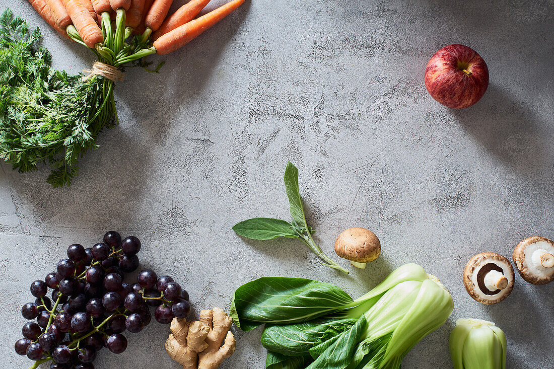Food-Konzept, flat lay mit frischem Obst und Gemüse auf grauem Hintergrund mit Kopierraum