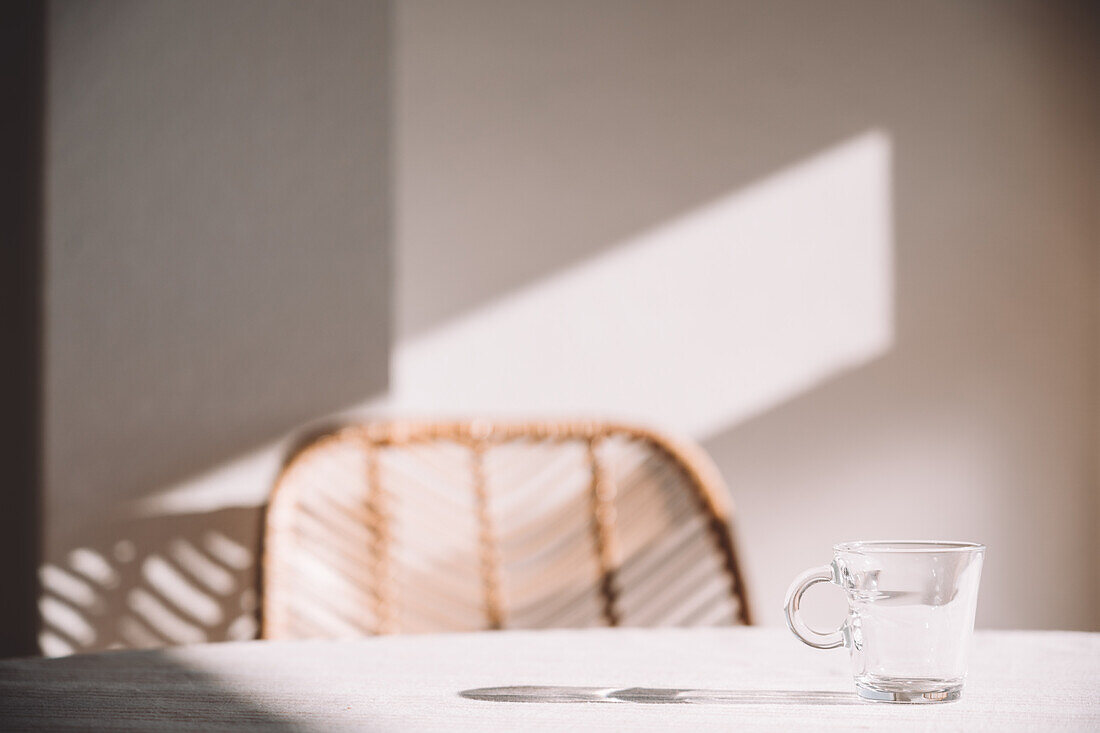 Glas auf Tisch an sonnigem Tag in Küche