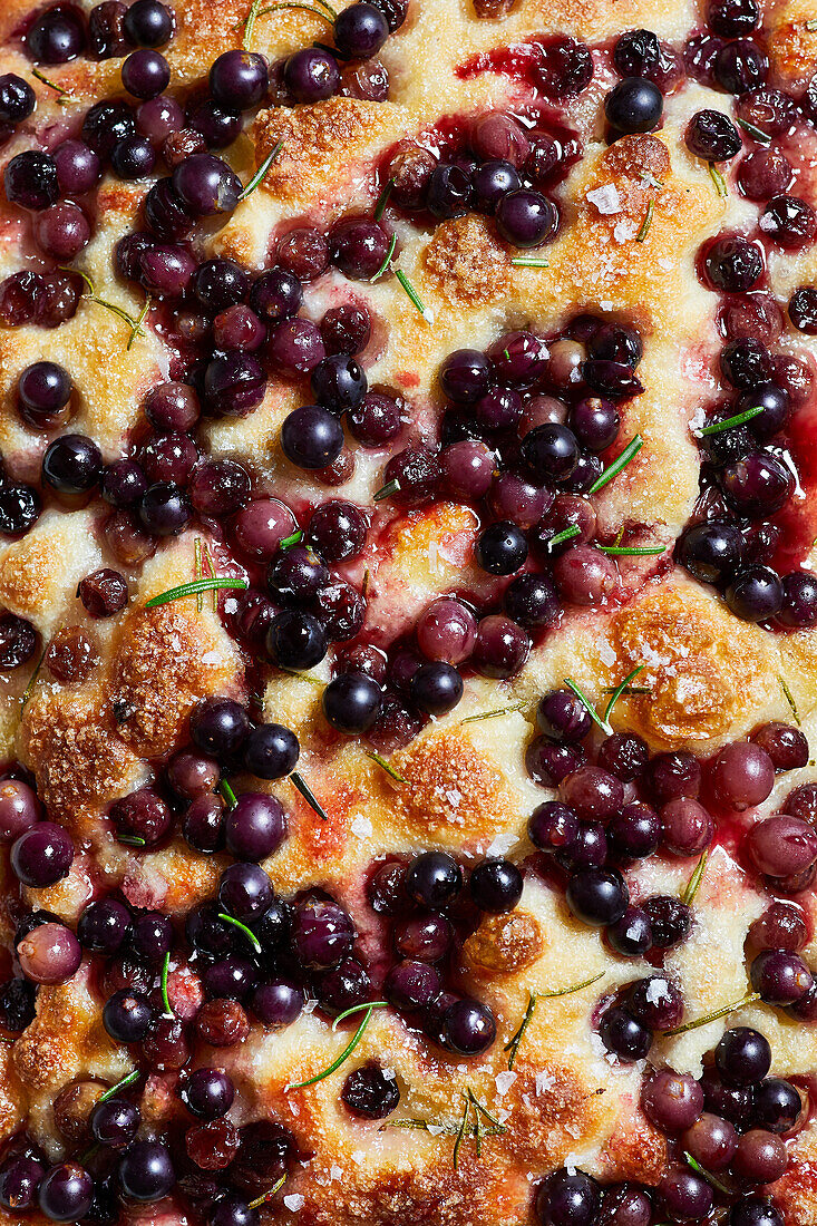 Draufsicht auf appetitlichen hausgemachten italienischen Kuchen mit frischen Beeren