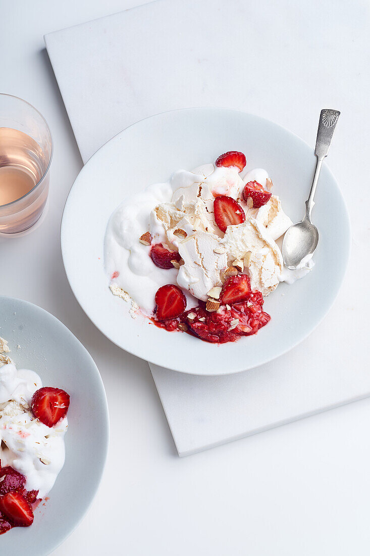 Dessert mit Beeren, Baiser und Schlagsahne. Eton's Mess mit Erdbeeren, süße Leckerei mit Sommerstimmung