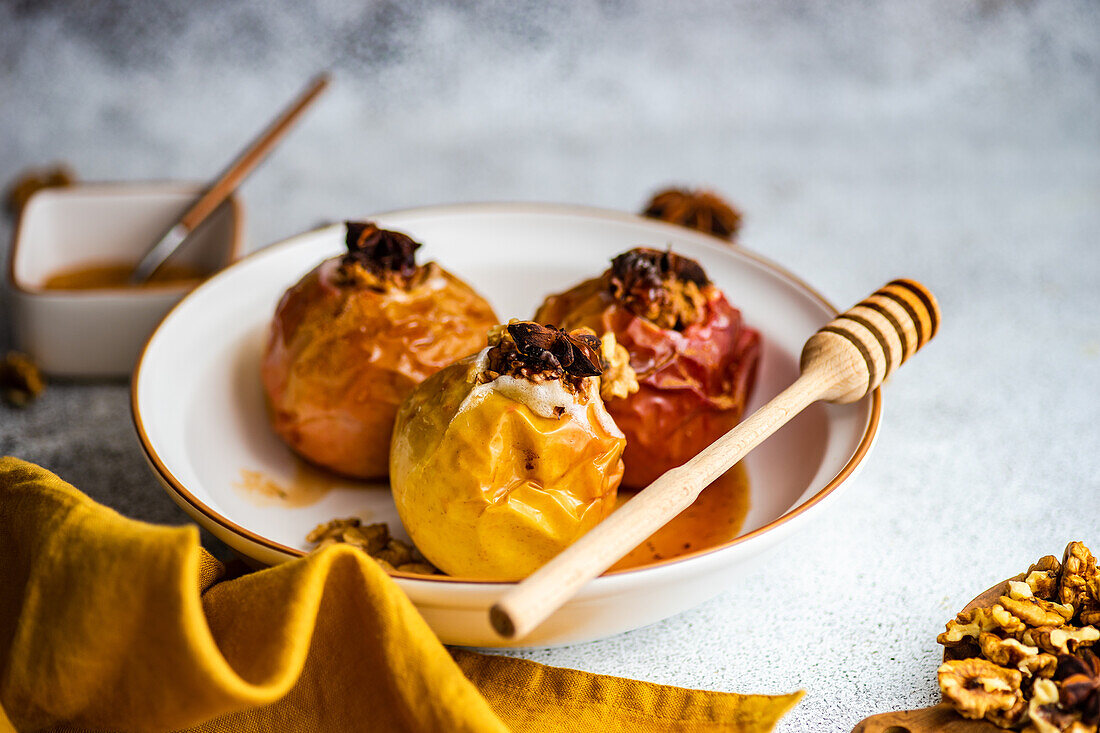 Gebackene Äpfel mit Honig und Walnüssen, serviert mit Gewürzen