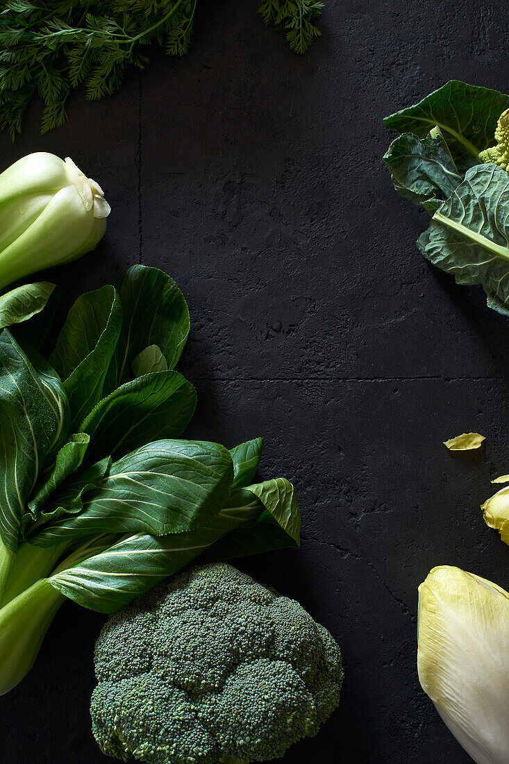 Von oben Stillleben mit frischem Obst und Gemüse auf dunklem Hintergrund