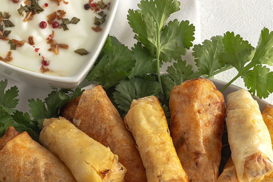 Traditionelles hausgemachtes Sortiment marokkanischer Snacks auf weißem Hintergrund. Typisch arabisches Essen. Halal-Konzept
