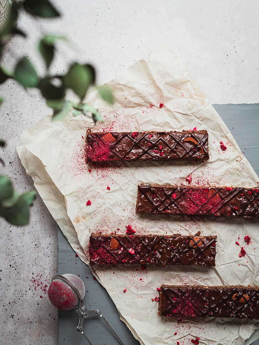 Nahaufnahme von mehreren Schokoladentafeln mit Himbeeren auf einem Tisch