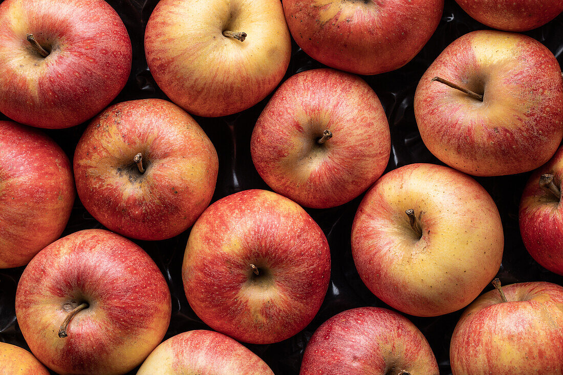 Ansicht von oben Vollbild Hintergrund der köstlichen frischen roten Äpfel zusammen in Reihen komponiert