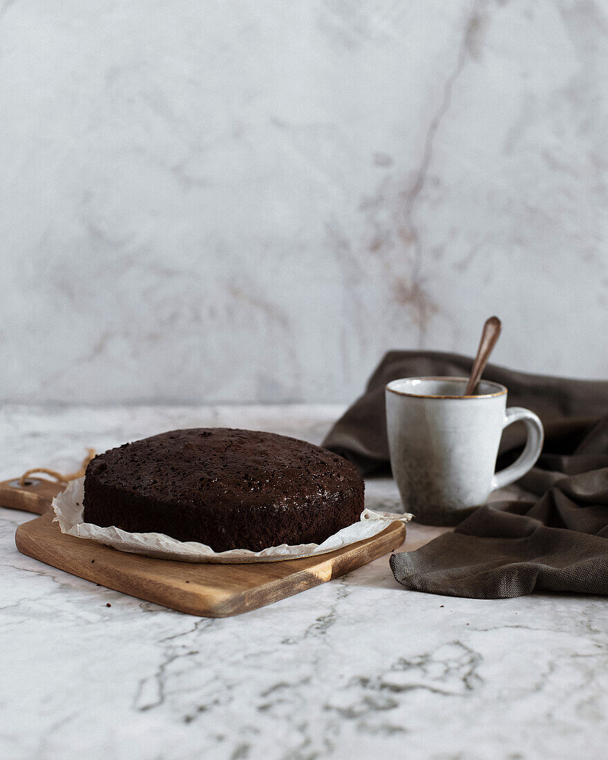 Vorderansicht von Brownie-Kuchen auf einem Teller auf weißem Marmor-Hintergrund