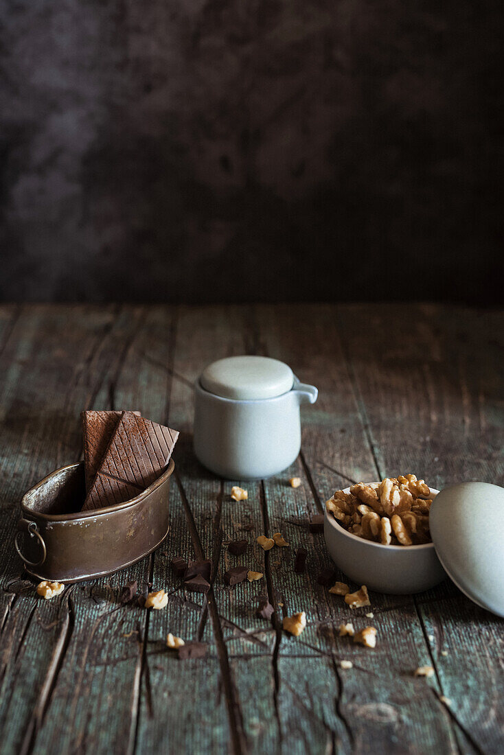 Detail von Nüssen und Schokolade auf Holzhintergrund