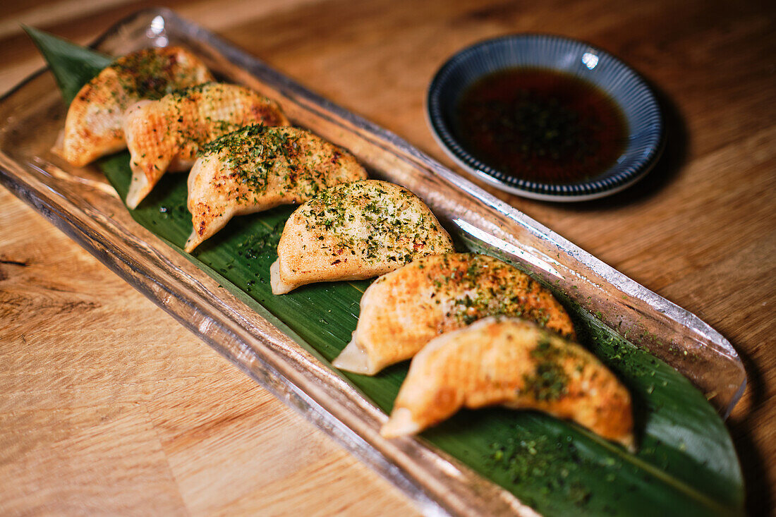 Stockfoto eines köstlichen Tellers mit Sushi und speziellen Soßen
