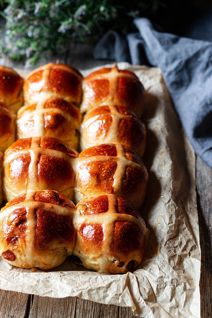 Ernte frisch gebackene Hot Cross Brötchen auf Backblech