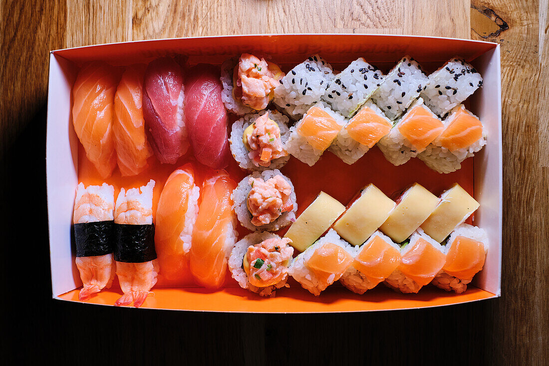 Stockfoto einer Schachtel mit verschiedenen Sushi-Sorten in einem japanischen Restaurant
