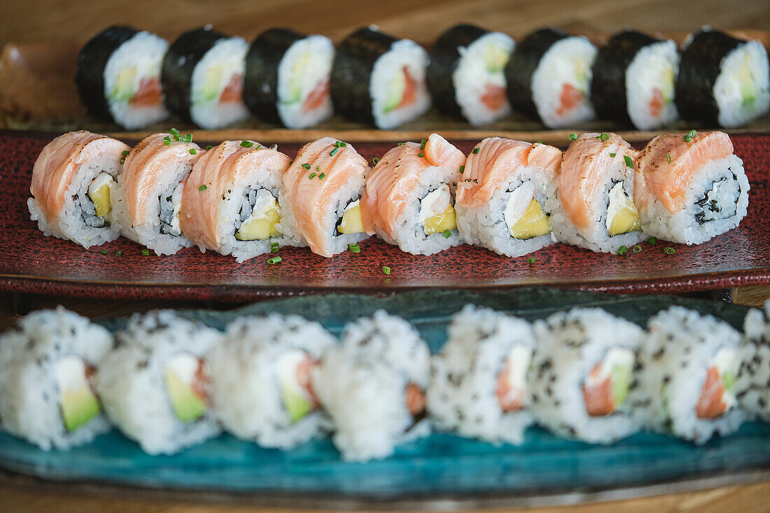 Stockfoto von leckeren und vielfältigen Sushi-Tellern in einem japanischen Restaurant