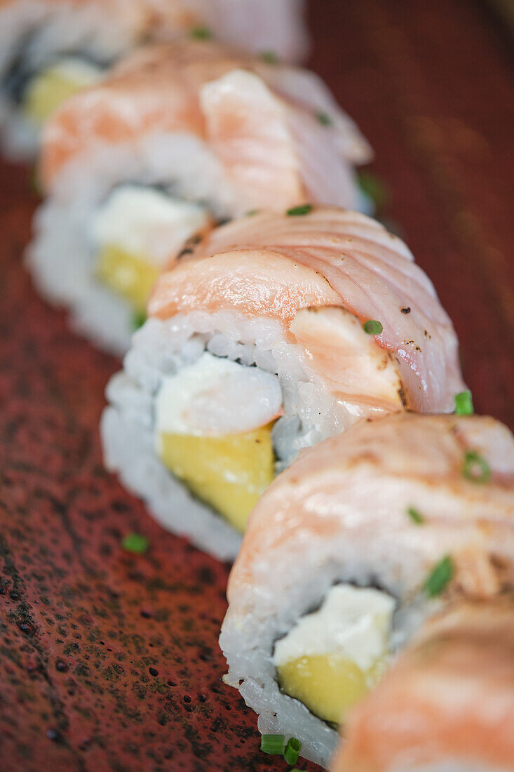 Stockfoto von köstlichen Sushi-Häppchen mit Lachs und Samen in einem japanischen Restaurant