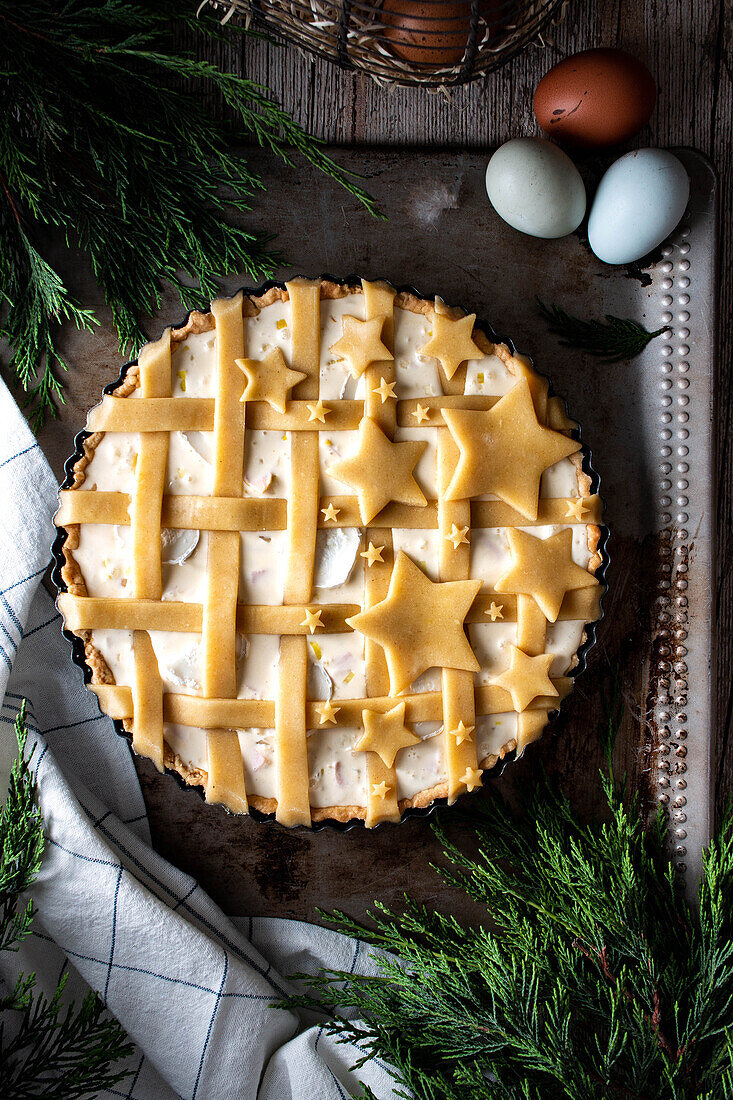 Von oben köstliche Sterne Quiche Kuchen bereit zum Backen mit Eiern dekoriert Sterne aus Teig in Backform